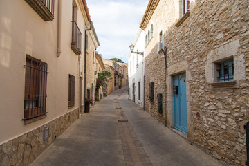 houses in spain pindadas in white and with walls with rocky texture