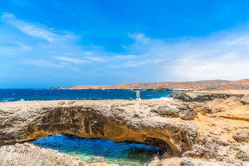 Canvas Print - Tourists at New Aruba Natural Bridge