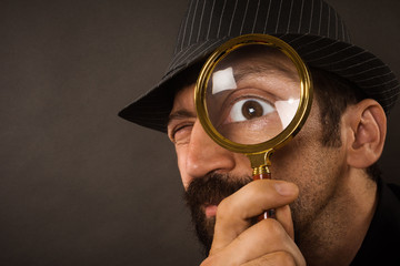 detective with magnifying glass