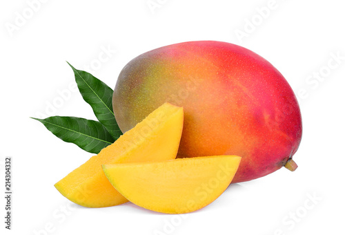 Fotografía whole and slice ripe mango fruit with green leaves isolated on white background