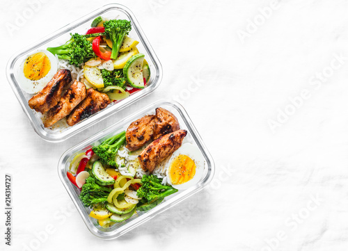 Fotografía Rice, stewed vegetables, egg, teriyaki chicken - healthy balanced lunch box on a light background, top view