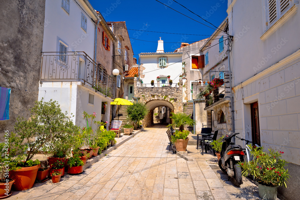 Town of Omisalj old mediterranean street view - obrazy, fototapety, plakaty 