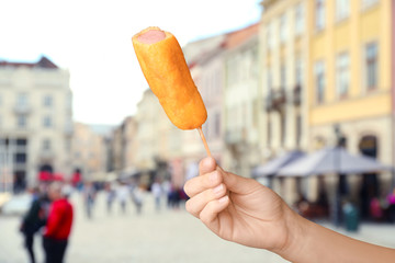 Poster - Blurred background: outdoor cafe or restaurant on a sunny  day