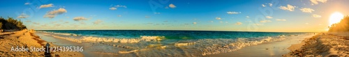 Photo Panoramic photo of beautiful sunset over the Horseshoe Bay beach in Bermuda