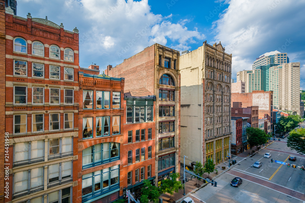 View of buildings along Liberty Avenue in downtown Pittsburgh, Pennsylvania - obrazy, fototapety, plakaty 