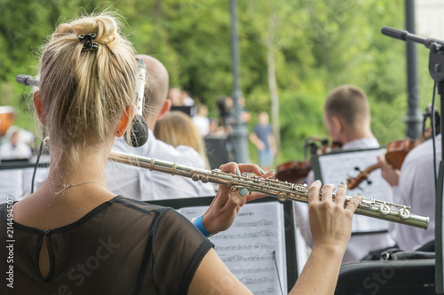 Fotomural Girl playing the flute in the park
