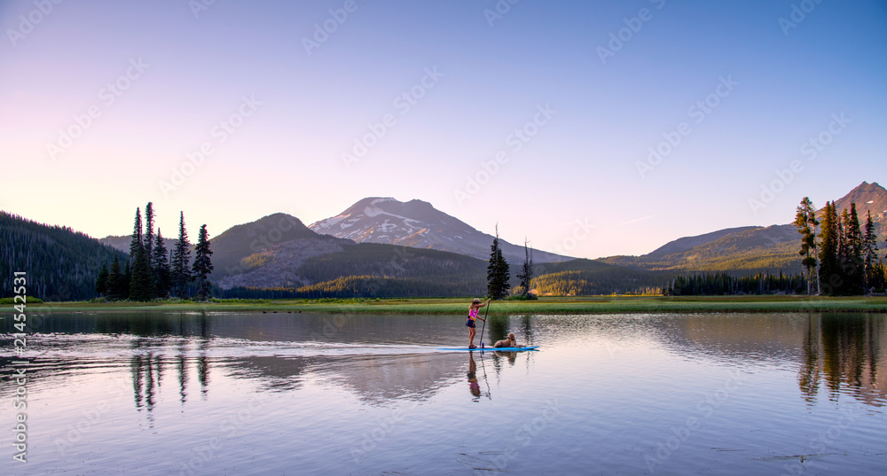 Sparks Lake in Central Oregon Cascade Lakes Highway, a popular outdoors vacation destination - obrazy, fototapety, plakaty 