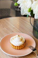 Wall Mural - Lemon curd tartlet with Italian meringue