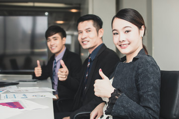 Canvas Print - team of business people show thumb in meeting room