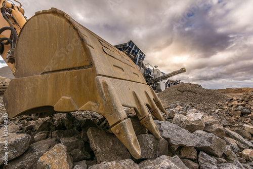 Fotografía Large excavator moving stone in an open-air mine in Spain