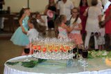 Fototapeta  - Kieliszki z winem i szampanem na stole w restauracji.