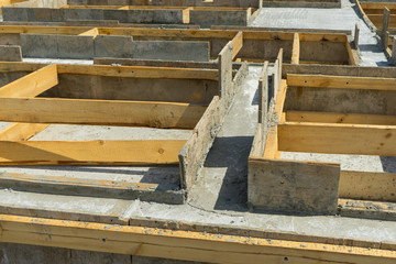 Production of the concrete base under the house with use of a removable timbering.