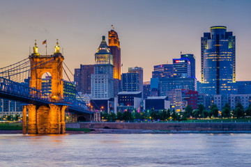 Canvas Print - The Cincinnati skyline and Ohio River at night, seen from Covington, Kentucky,