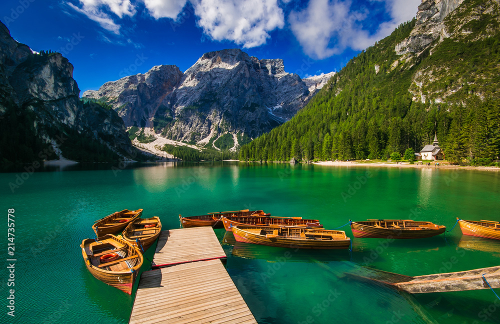 Braies: barche in un idilliaco lago alpino in Trentino Alto Adige - obrazy, fototapety, plakaty 