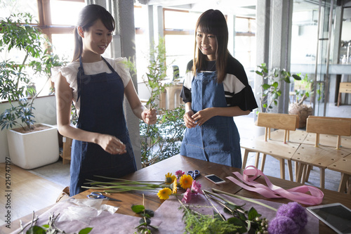 お客様の花束を丁寧に考えながら作る花屋の女性店員二人 Stock Photo Adobe Stock お客様の花束を丁寧に考えながら作る花屋の女性店員二人 Stock Photo Adobe Stock