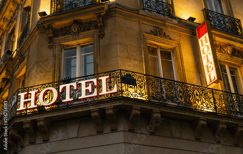 Plakat Znak świetlny hotelu podjęte w Paryżu w nocy