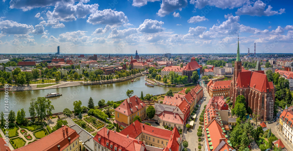Wrocław, widok z lotu ptaka na centrum miasta, rzekę oraz żeglujące statki - obrazy, fototapety, plakaty 