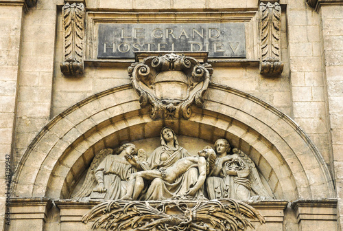 Fotomural Arte religioso, la Piedad en un edificio de Lyon, Francia