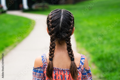 Back View Of Girl With Braids Kaufen Sie Dieses Foto Und