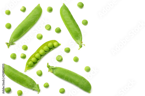 Fotografía fresh green peas isolated on a white background. top view