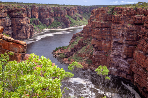 krajobrazowy-widok-patrzeje-w-wawoz-i-plywowego-wpust-pod-blizniakiem-spada-na-krolewiatka-george-rzece-kimberley-australia