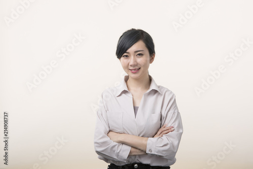 腕組みをして微笑む若い女性 Stock Photo Adobe Stock 腕組みをして微笑む若い女性 Stock Photo Adobe Stock