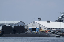 横須賀本港に停泊するそうりゅう型とおやしお型海自潜水艦