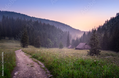 idylliczny-krajobraz-z-gorami-i-wschodem-slonca-przy-wczesnym-porankiem-w-tatrach-polska