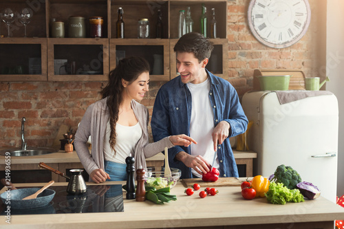 Cuadros en Lienzo Happy couple cooking dinner together