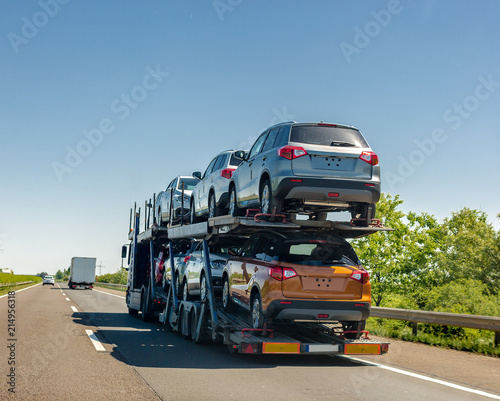Fotografía Car carrier trailer with new cars on bunk platform