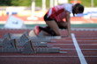 Sprinterin mit Startvorbereitung bei Leichtathletik Sportfest - Stockfoto