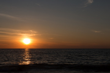  Couché de  soleil sur l'océan dans le golf de Thailand