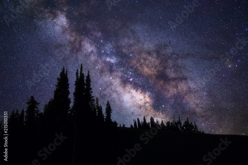 galaktyka-drogi-mlecznej-i-rozgwiezdzone-niebo-nocne