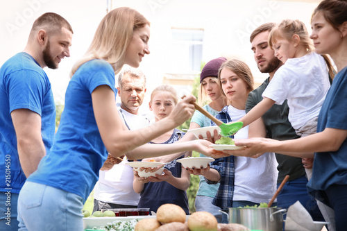 Fotografía Volunteers serving food for poor people outdoors