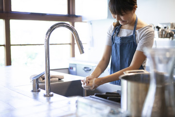 料理をする前にしっかりと手を洗う女性