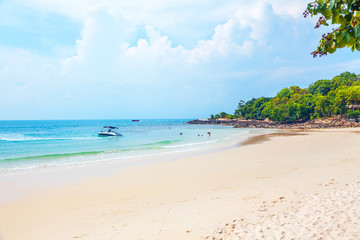 Wall Mural - A beautiful sandy beach on the island of Samed in Thailand.