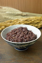 Canvas Print - A Cooked rice berry ,Whole grain rice Thai black jasmine rice in bowl  on wood table.