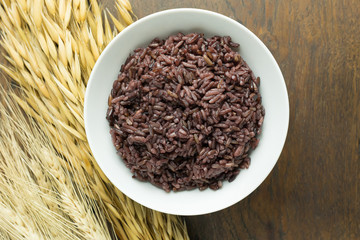 Canvas Print - A Cooked rice berry ,Whole grain rice Thai black jasmine rice in bowl  on wood table.