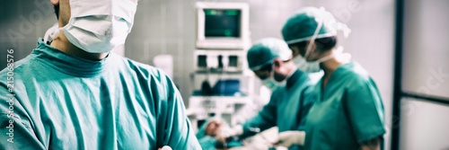 Fotomural Portrait of surgeon with arms crossed