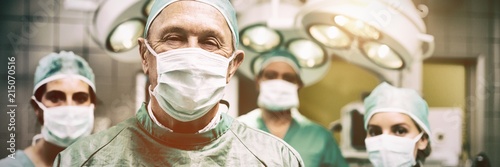 Fotomural Smiling surgeon posing with a team