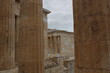 Vista entre las columnas de la acrópilis Griega