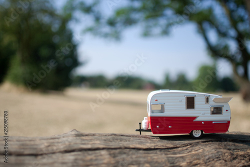 Fotografía Summer countryside caravan
