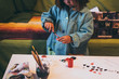 Una niña juega con pinturas y temperas