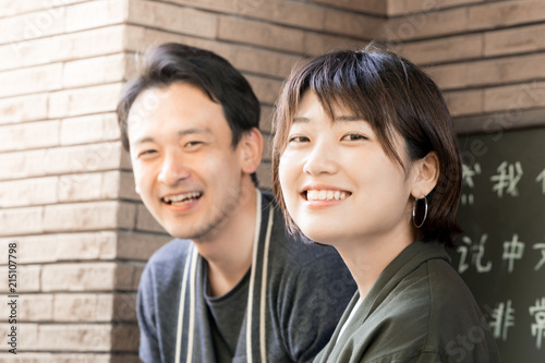 振り向く女性と男性 Stock Photo Adobe Stock 振り向く女性と男性 Stock Photo Adobe Stock