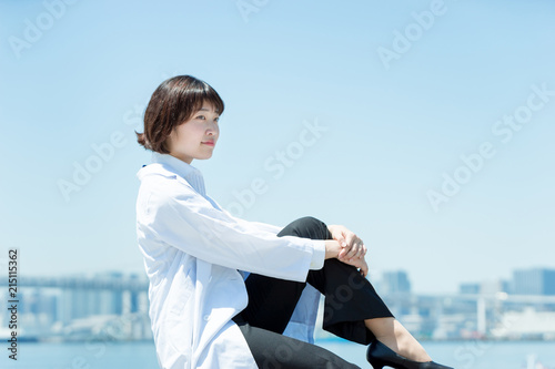 膝を立てて座りリラックスする女性 Stock 写真 Adobe Stock