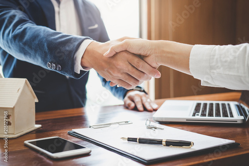 Fotomural Estate agent and customer shaking hands after finished contract after about home