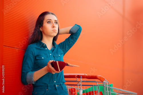 Fotografía Unhappy Female Customer Having No More Money to Spend