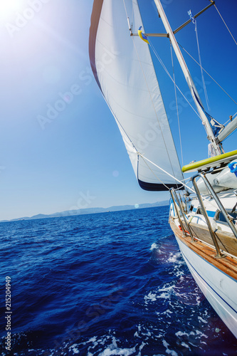 Dekoracja na wymiar  zeglarstwo-statek-jachty-z-bialymi-zaglami-na-otwartym-morzu