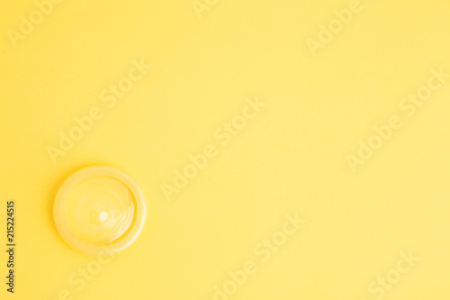Fotomural condom in colorful background