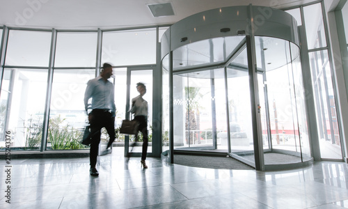 Fotografía People walking in office entrance hall